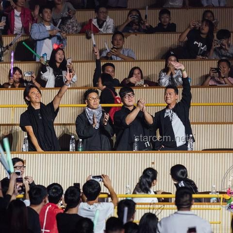 **陈小春演唱会现场，郑伊健惊喜现身让我泪目**